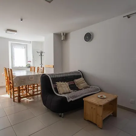 Le Belier 2nd Etage Avec Balcon Au Centre D'embrun *