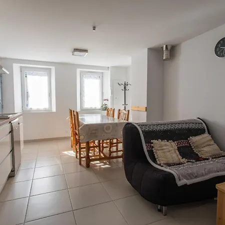 Le Belier 2nd Etage Avec Balcon Au Centre D'embrun