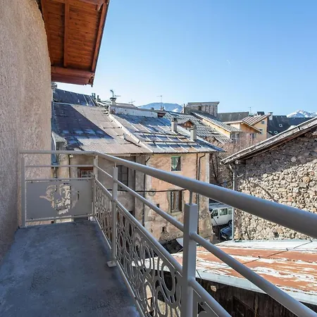 Le Belier 2nd Etage Avec Balcon Au Centre D'embrun * Embrun