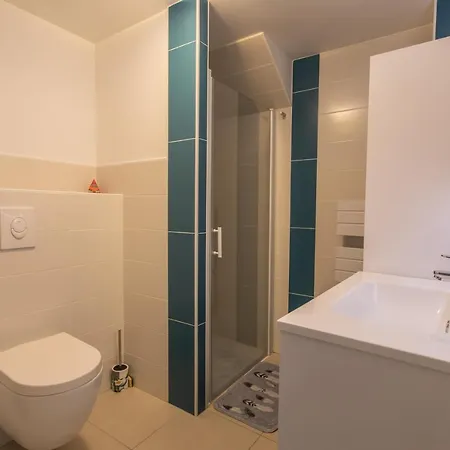 Le Belier 2nd Etage Avec Balcon Au Centre D'embrun * Embrun